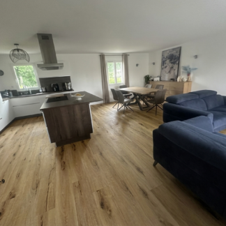 Parquet PVC clipsable 2016-9 posé dans un salon-cuisine